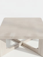 Ensemble de tables Nilly TOCO Meubles en bois clair avec finition blanchie et base en croix