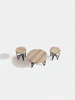 Ensemble de trois tables d'appoint rondes TOCO Meubles avec plateaux en bois brun gris et pieds en métal noir