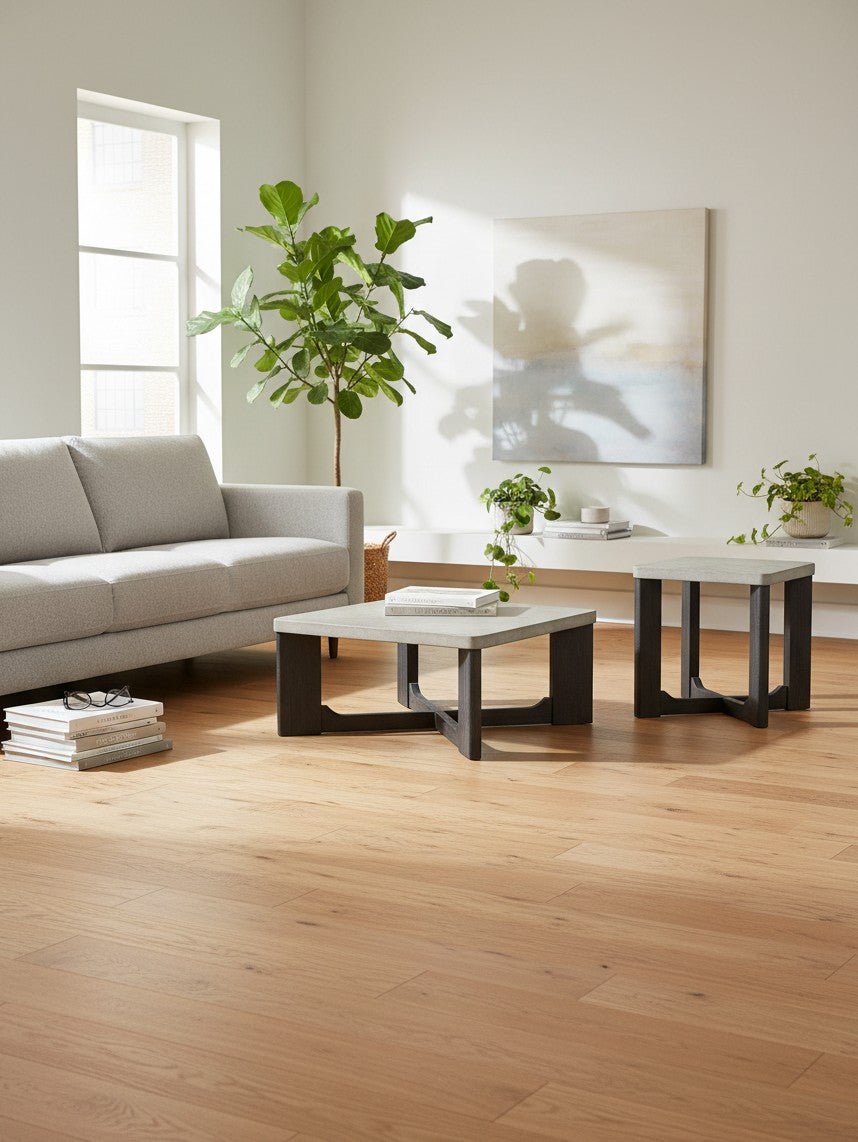 Ensemble de trois tables Toki TOCO Meubles avec plateaux gris et pieds en bois foncé dans un salon moderne