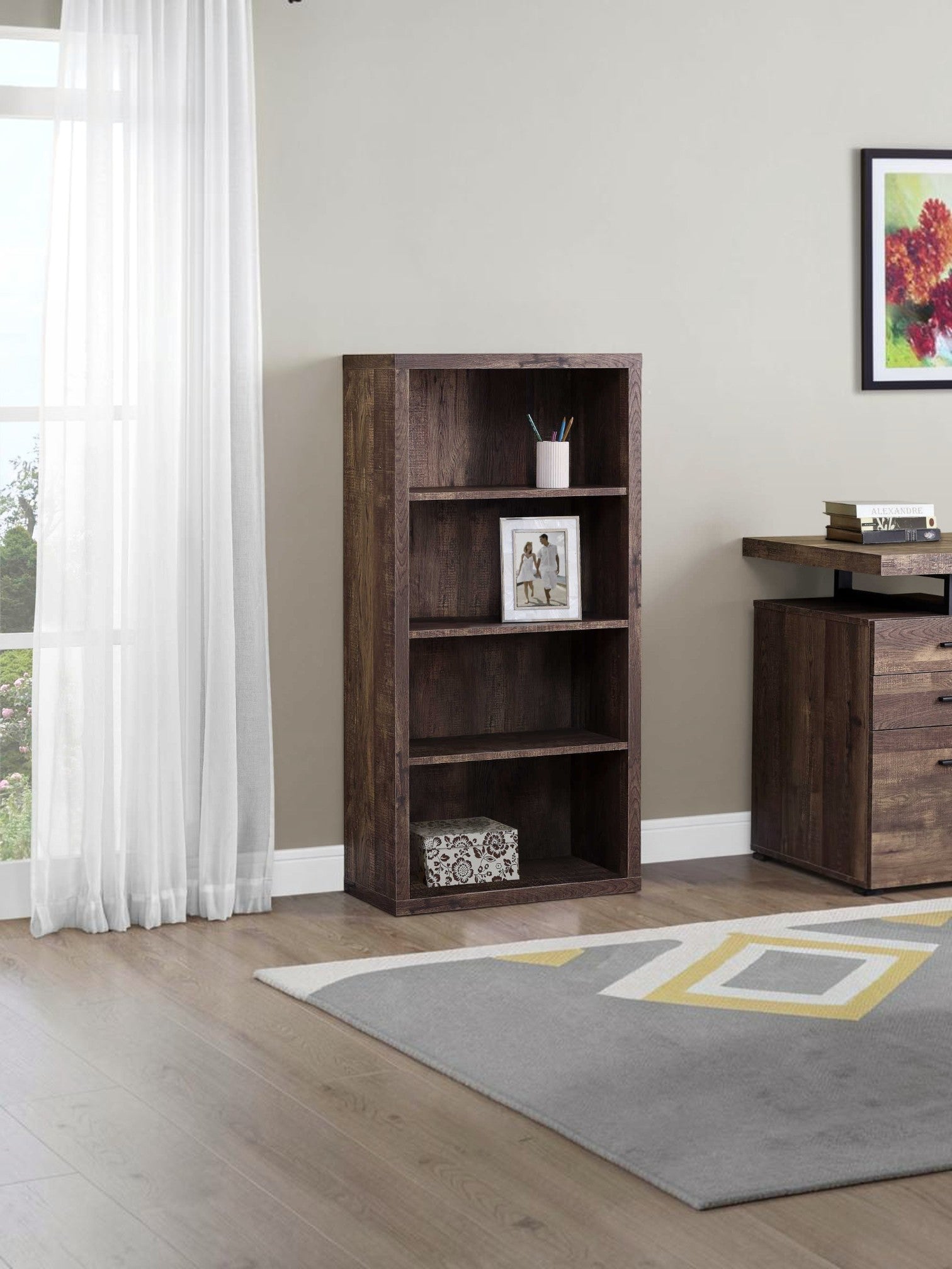 Étagère Noisette TOCO Meubles en bois foncé avec quatre étagères ouvertes dans un salon moderne