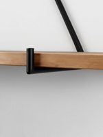 Détail de l'étagère suspendue TOCO Meubles Khufu en bois naturel avec support en métal noir et corde de fixation