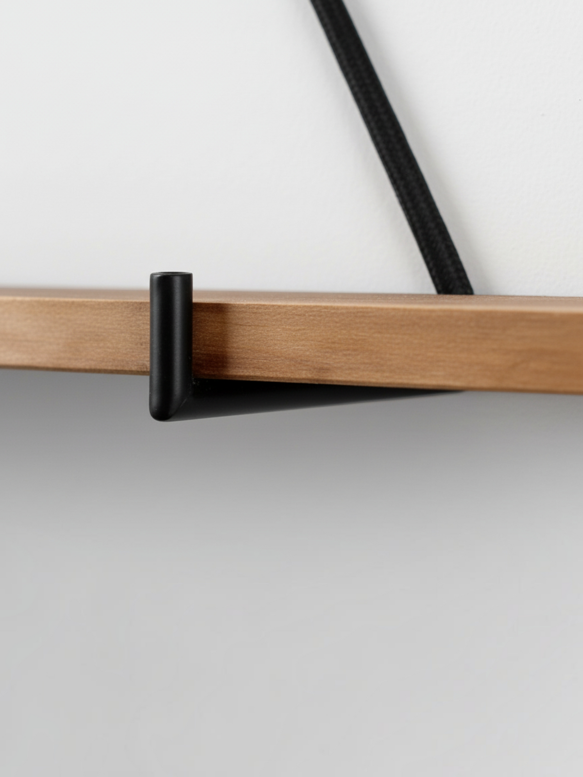 Détail de l'étagère suspendue TOCO Meubles Khufu en bois naturel avec support en métal noir et corde de fixation
