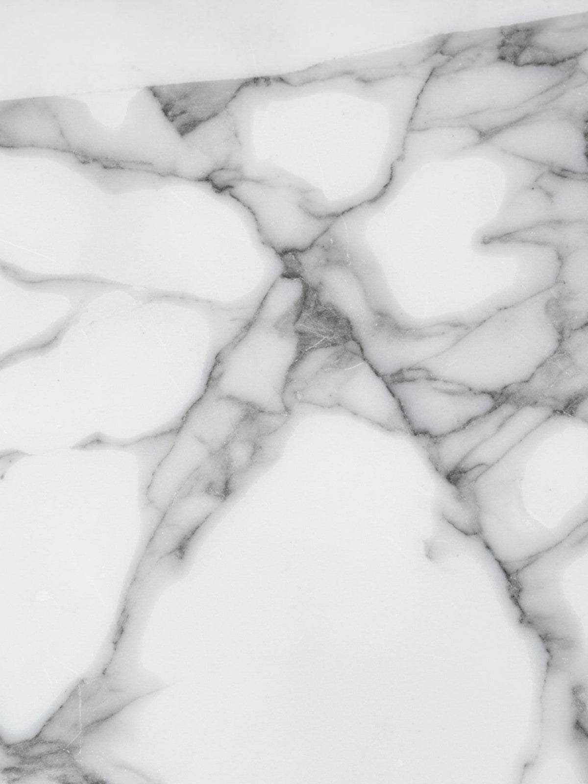 Gros plan sur la texture en marbre blanc avec des veines grises de l'étagère présentoir Mona par TOCO Meubles