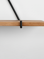 Détail d'une étagère suspendue TOCO Meubles en bois naturel avec une corde noire, design épuré et contemporain.