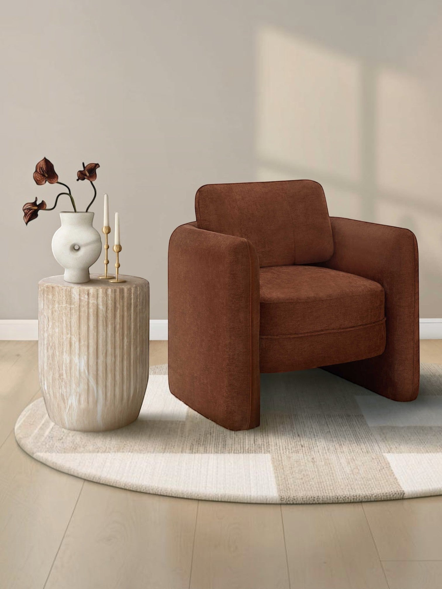 Fauteuil d'appoint Altea TOCO Meubles marron en tissu, style tonneau avec dossier incurvé et accoudoirs carrés.