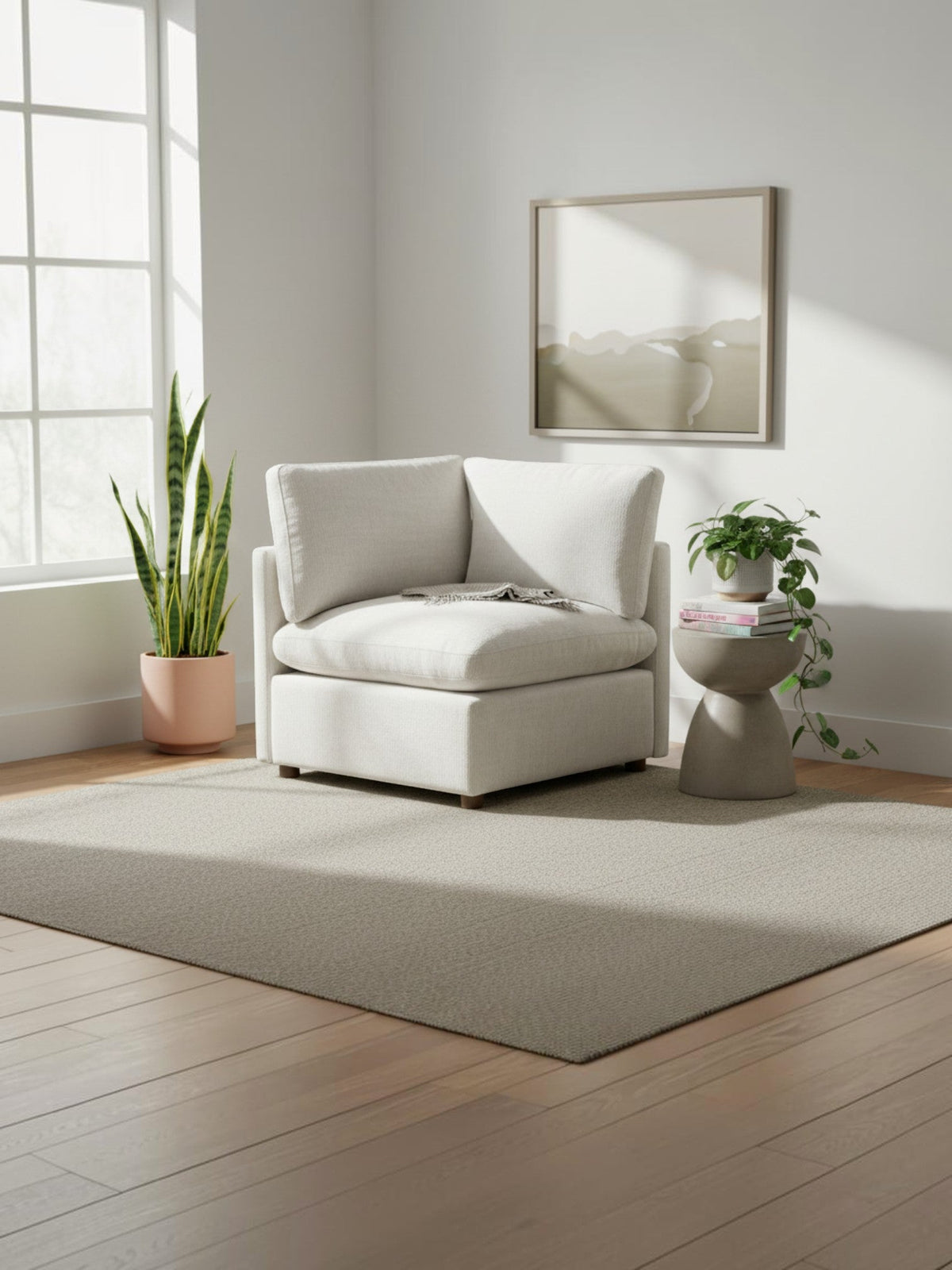 Fauteuil d'angle beige TOCO Meubles au design moderne et confortable dans un salon lumineux avec plante et tapis