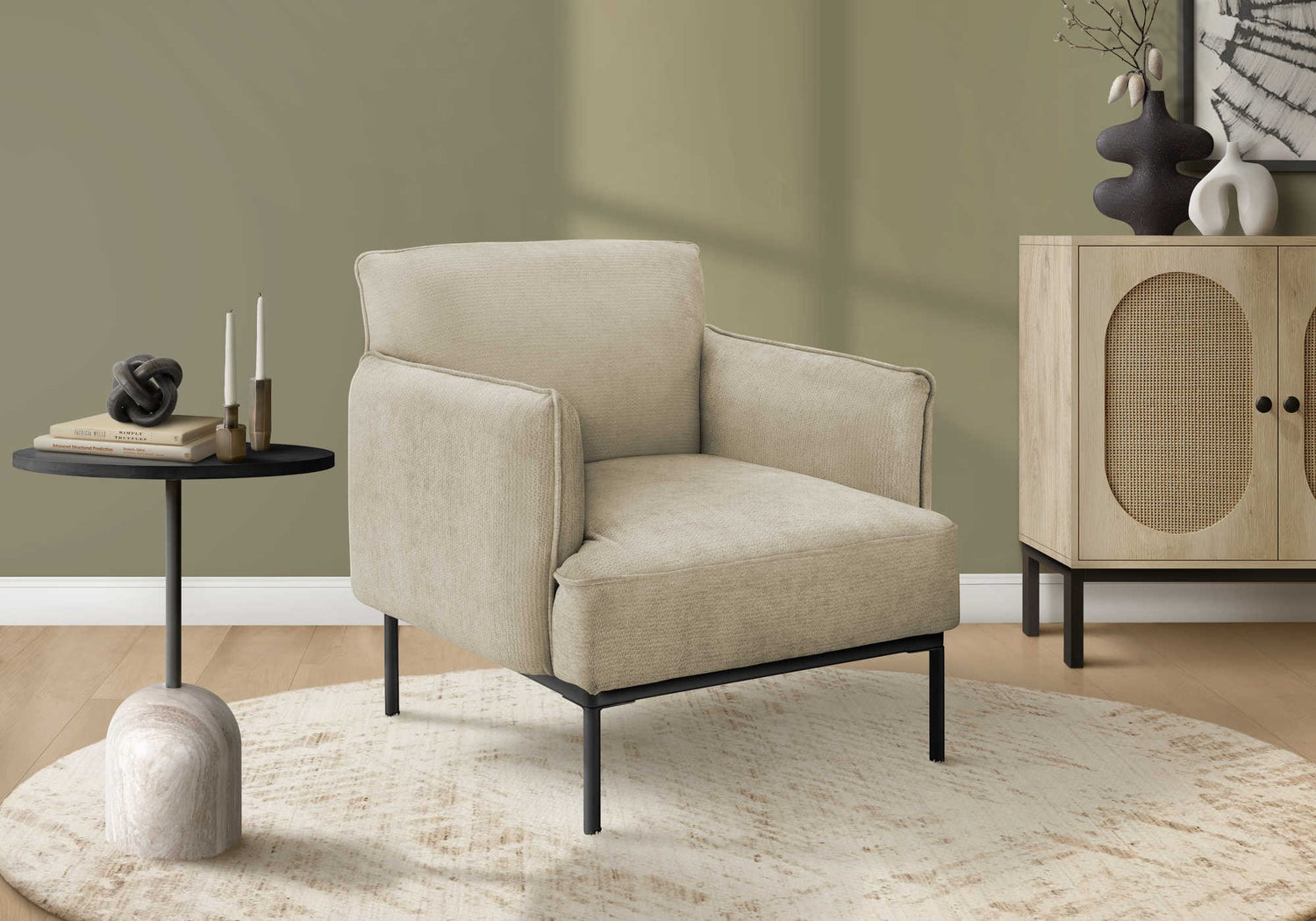 Fauteuil d'appoint Antoinette beige en tissu texturé avec pieds noirs fins, par TOCO Meubles.