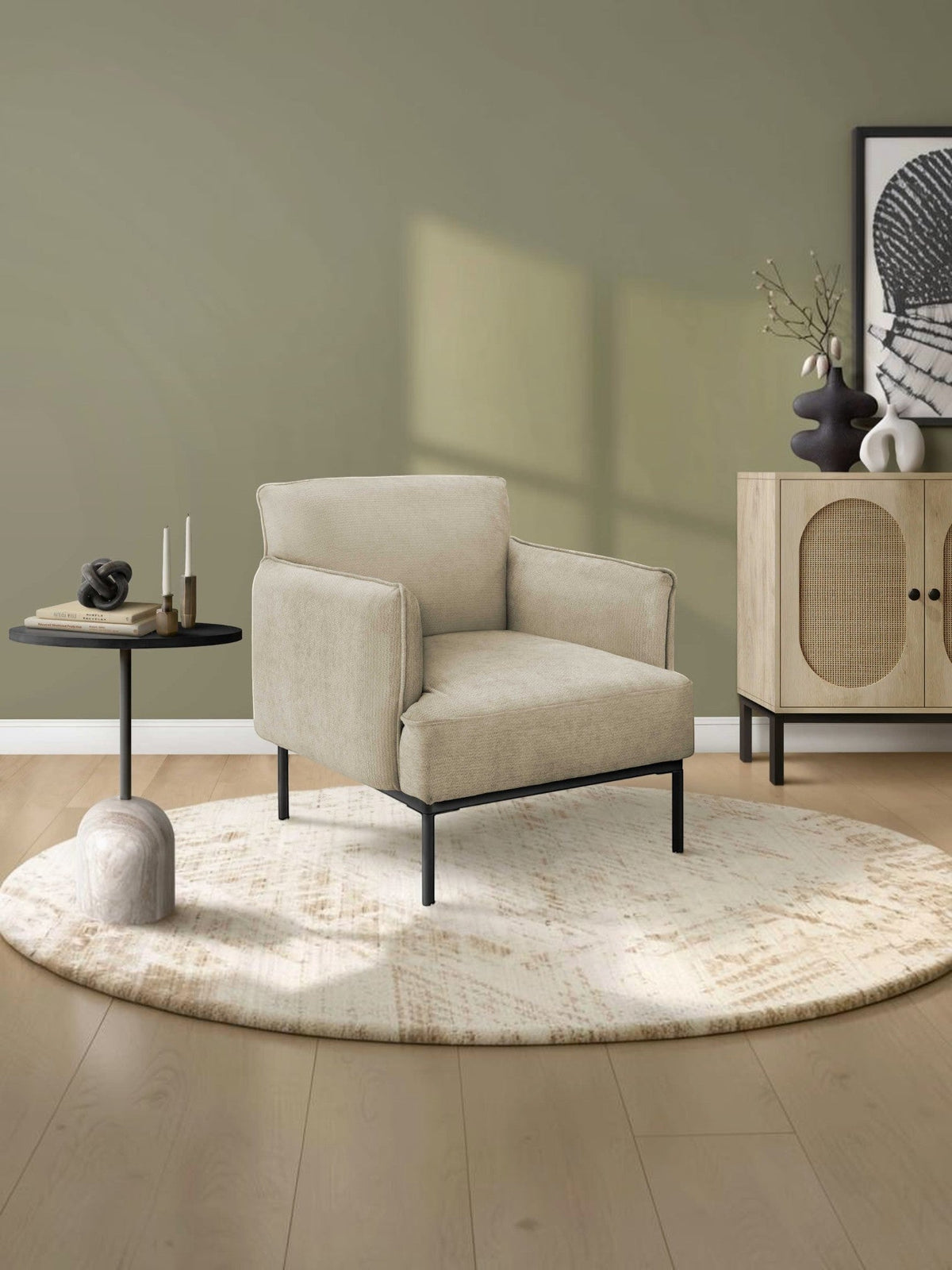 Fauteuil d'appoint Antoinette beige en tissu texturé avec pieds noirs fins, par TOCO Meubles.