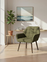 Fauteuil d'appoint TOCO Meubles Belinda vert olive avec assise capitonnée et pieds en bois foncé dans un salon moderne