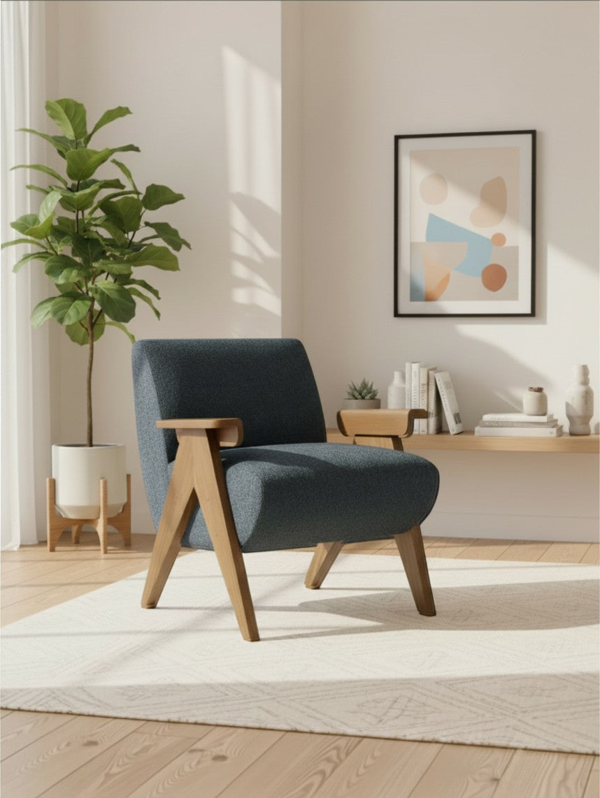 Fauteuil d'appoint TOCO Meubles Carl bleu en tissu avec accoudoirs et pieds en bois dans un salon moderne