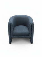 Fauteuil d'appoint Océan par TOCO Meubles, style tonneau bleu en tissu texturé avec assise confortable et moderne.