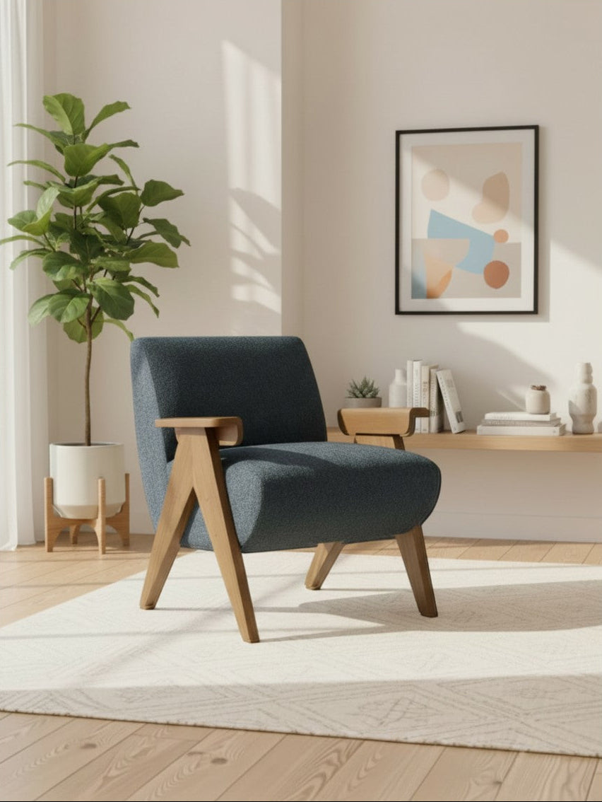Fauteuil d'appoint TOCO Meubles Carl bleu en tissu avec accoudoirs et pieds en bois dans un salon moderne