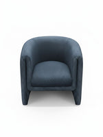 Fauteuil d'appoint Océan par TOCO Meubles, style tonneau bleu en tissu texturé avec assise confortable et moderne.