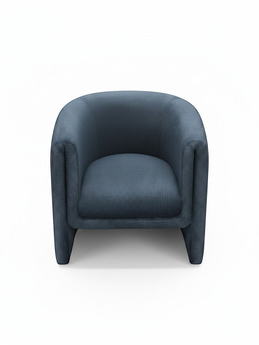 Fauteuil d'appoint Océan par TOCO Meubles, style tonneau bleu en tissu texturé avec assise confortable et moderne.