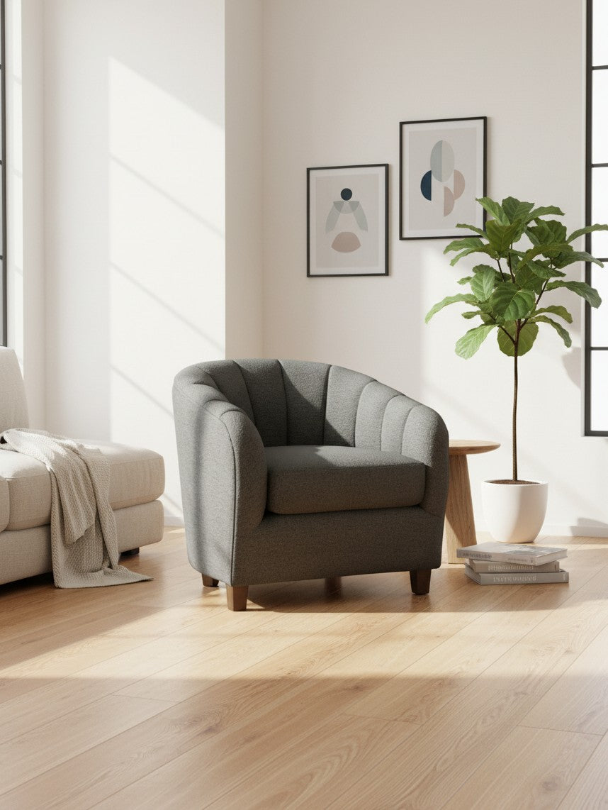 Fauteuil d'appoint gris TOCO Meubles au design tonneau avec dossier arrondi et pieds en bois massif dans un salon