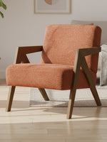 Fauteuil d'appoint TOCO Meubles Caleb en tissu texturé orange avec structure et accoudoirs en bois massif