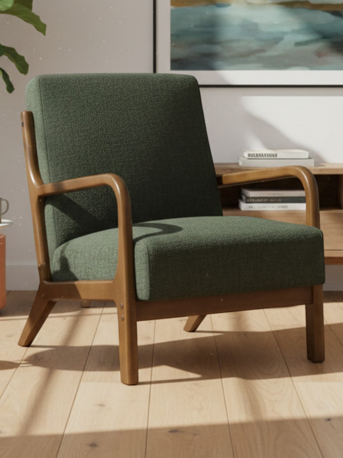 Fauteuil d'appoint TOCO Meubles Ulysse en tissu vert forêt avec structure en bois massif dans un salon lumineux