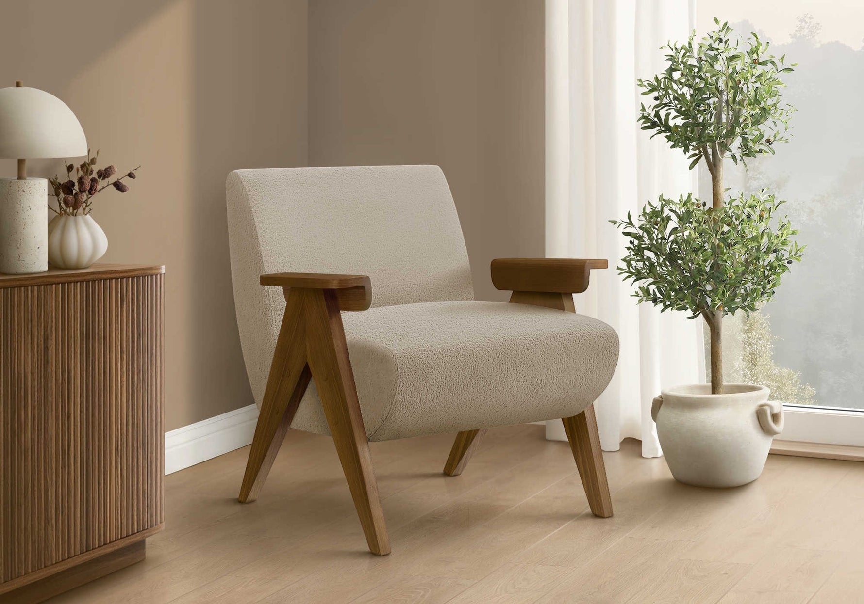 Fauteuil d'appoint Carl TOCO Meubles en tissu bouclé crème avec accoudoirs et pieds en bois clair
