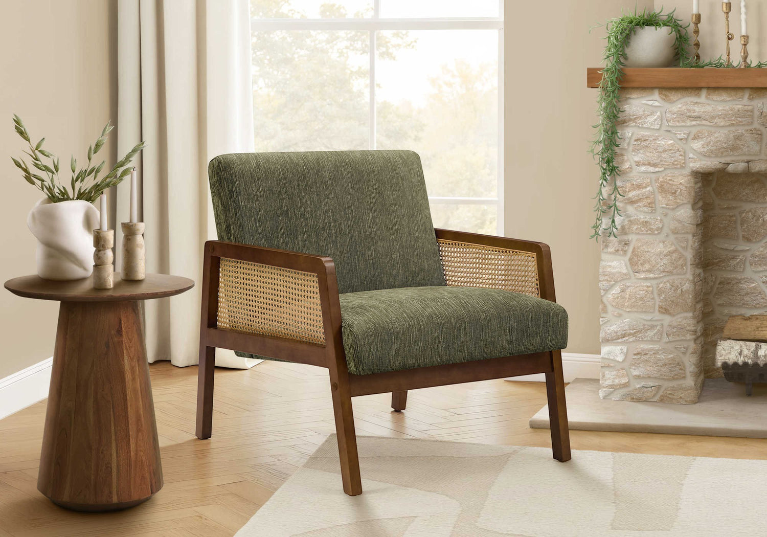 Fauteuil d'appoint TOCO Meubles Brice vert forêt avec accoudoirs en rotin et structure en bois