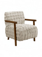 Fauteuil d'appoint TOCO Meubles Maureen en fausse fourrure beige avec accoudoirs et pieds en bois massif