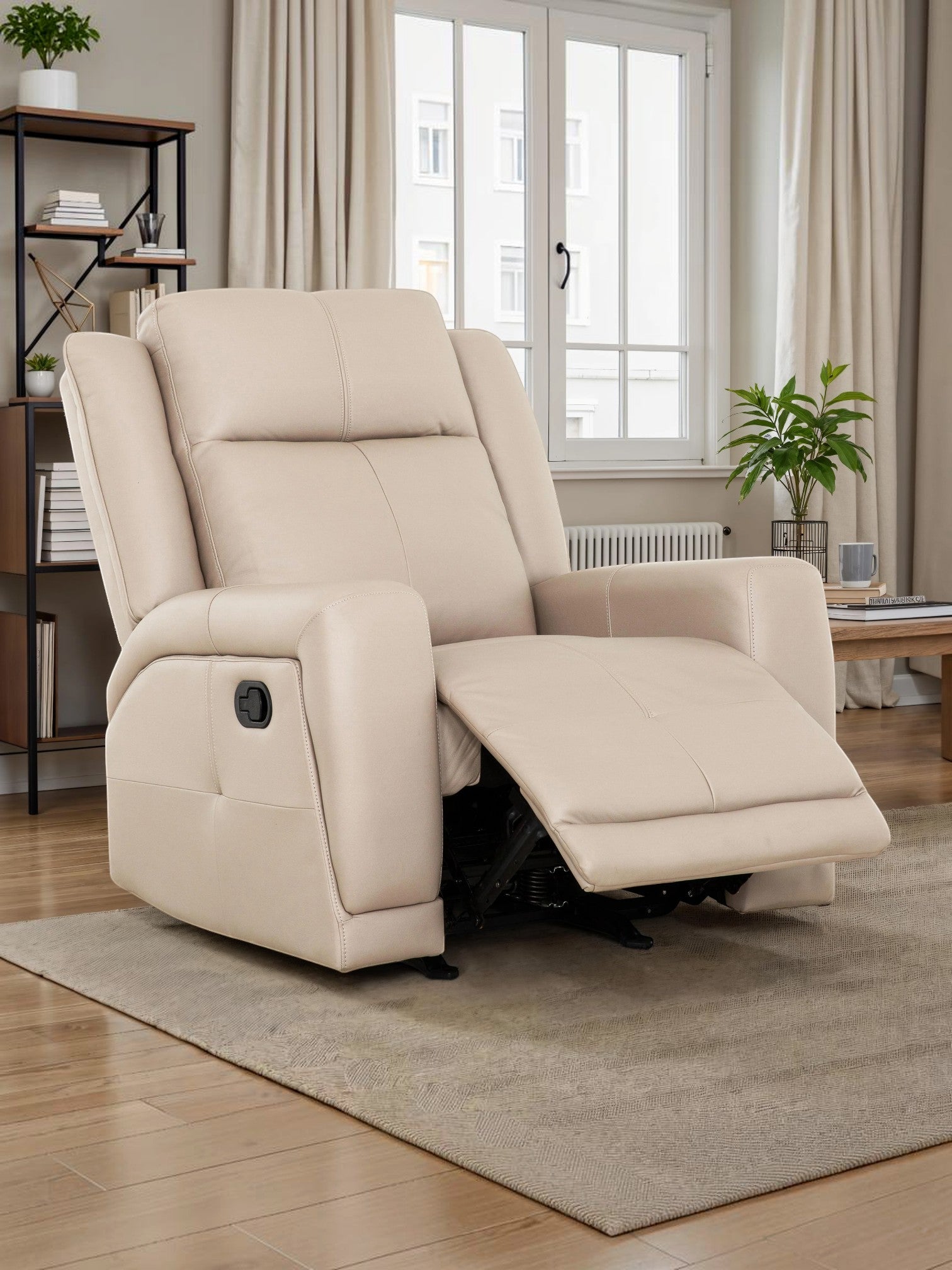 Fauteuil inclinable Charlie en cuir beige de TOCO Meubles, avec repose-pieds relevé et accoudoir rembourré.