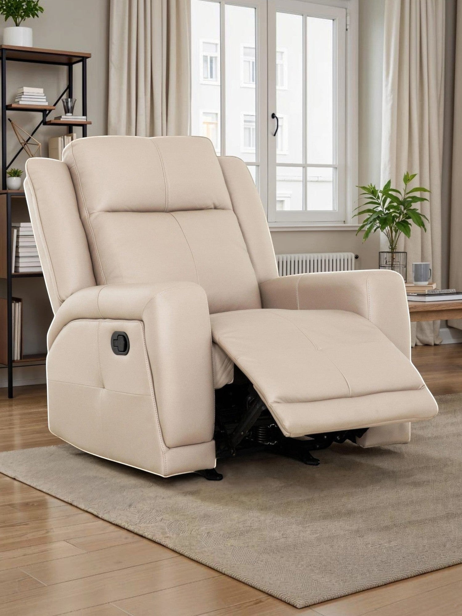 Fauteuil inclinable Charlie en cuir beige de TOCO Meubles, avec repose-pieds relevé et accoudoir rembourré.