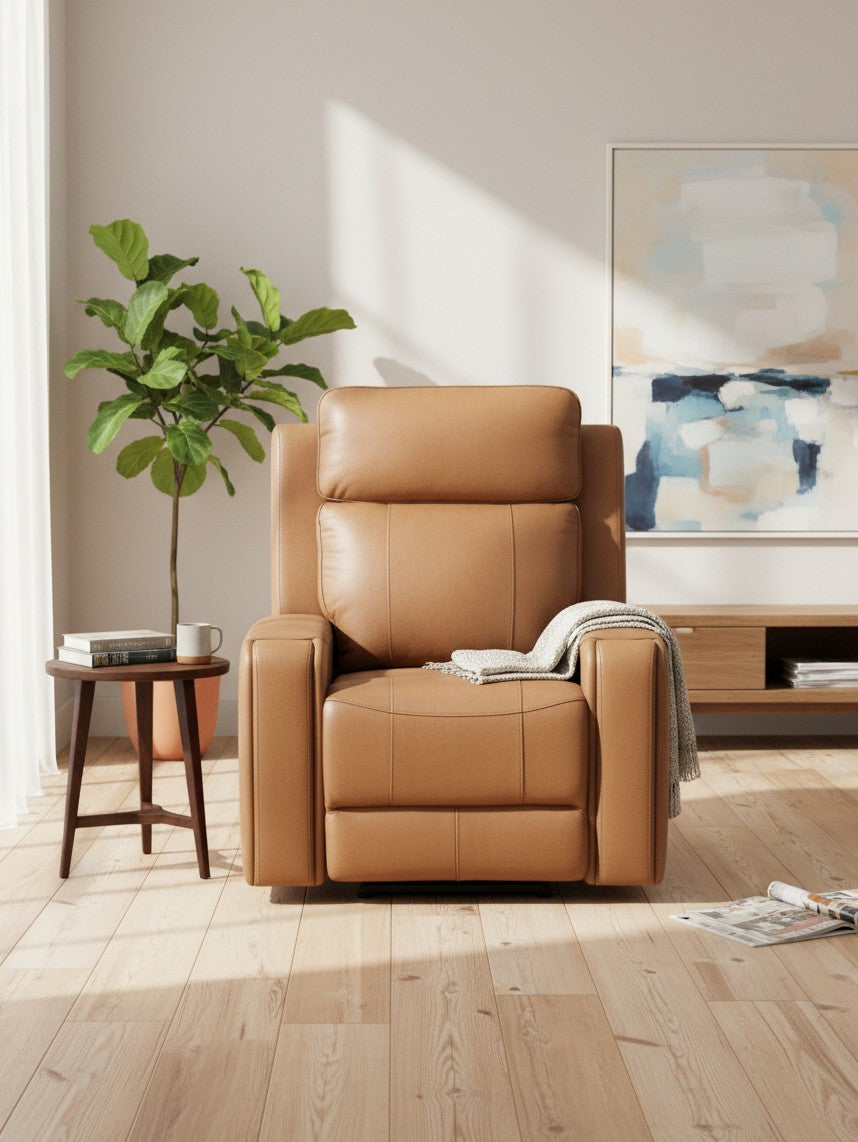 Fauteuil inclinable Miles TOCO Meubles en cuir marron clair avec design ergonomique dans un salon moderne