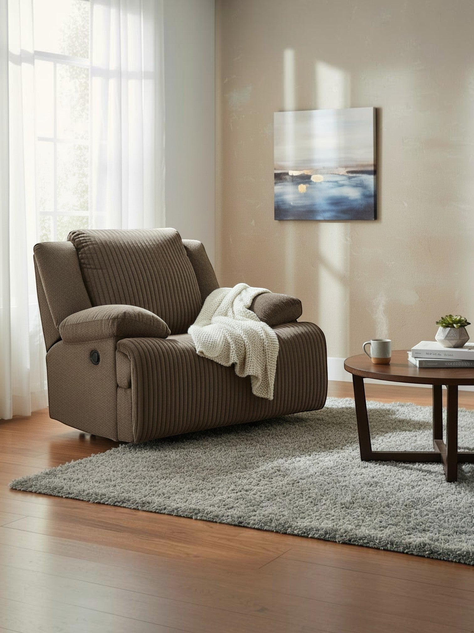 Fauteuil inclinable Enzo de TOCO Meubles en tissu brun chocolat texturé avec un plaid blanc dans un salon chaleureux.