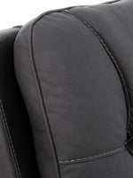 TOCO Meubles - Gros plan sur un fauteuil inclinable gris foncé avec surpiqûres contrastantes.