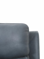 Gros plan sur le revêtement en cuir bleu gris du fauteuil inclinable Miles de TOCO Meubles, design contemporain.