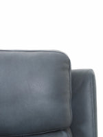 Gros plan sur le revêtement en cuir bleu gris du fauteuil inclinable Miles de TOCO Meubles, design contemporain.