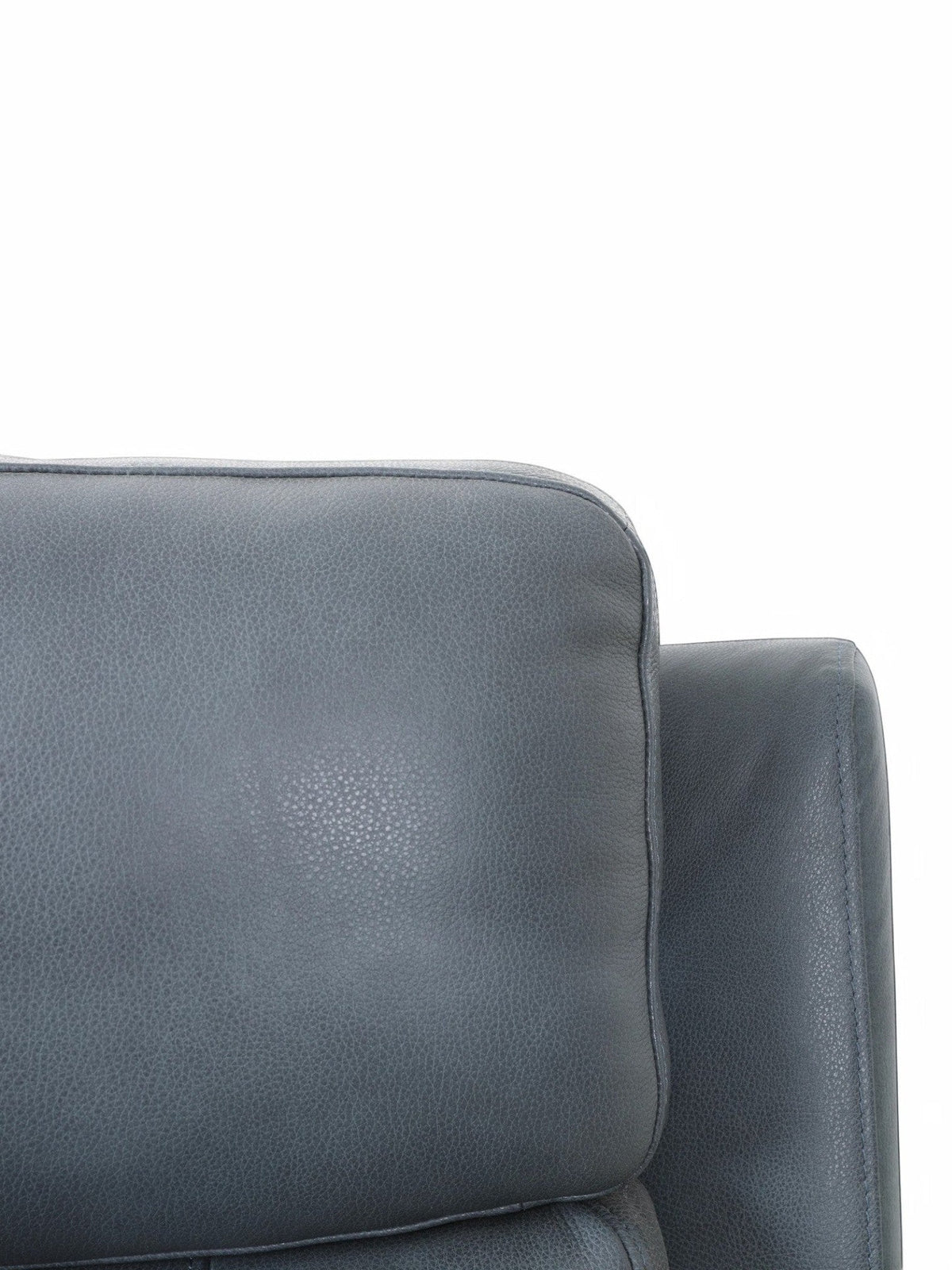 Gros plan sur le revêtement en cuir bleu gris du fauteuil inclinable Miles de TOCO Meubles, design contemporain.
