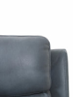 Gros plan sur le revêtement en cuir bleu gris du fauteuil inclinable Miles de TOCO Meubles, design contemporain.