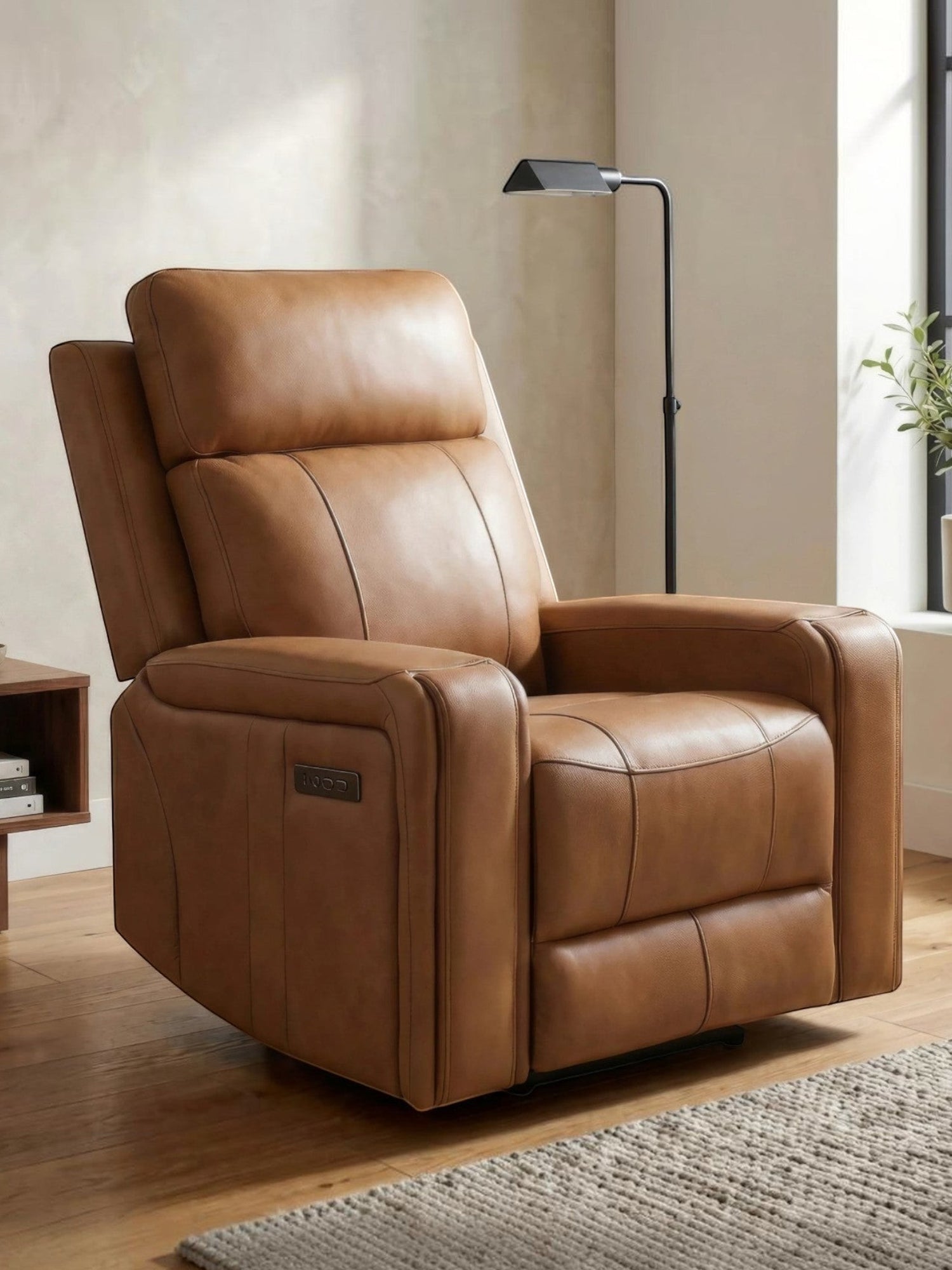 Fauteuil inclinable Miles de TOCO Meubles en cuir marron, design ergonomique moderne avec accoudoirs larges.