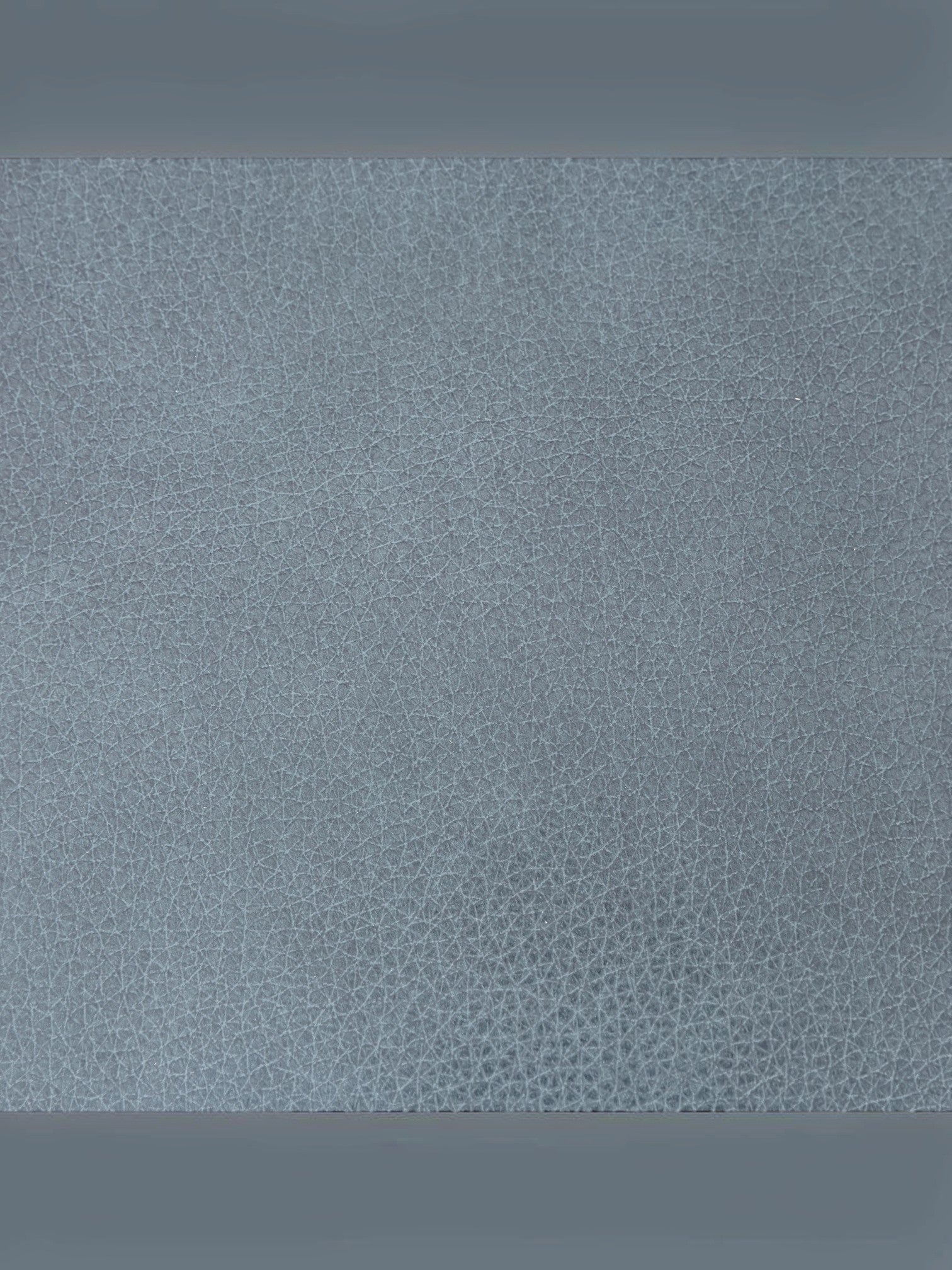 Gros plan sur le revêtement en cuir gris texturé du fauteuil inclinable Miles de TOCO Meubles