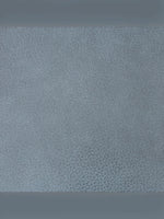 Gros plan sur le revêtement en cuir gris texturé du fauteuil inclinable Miles de TOCO Meubles