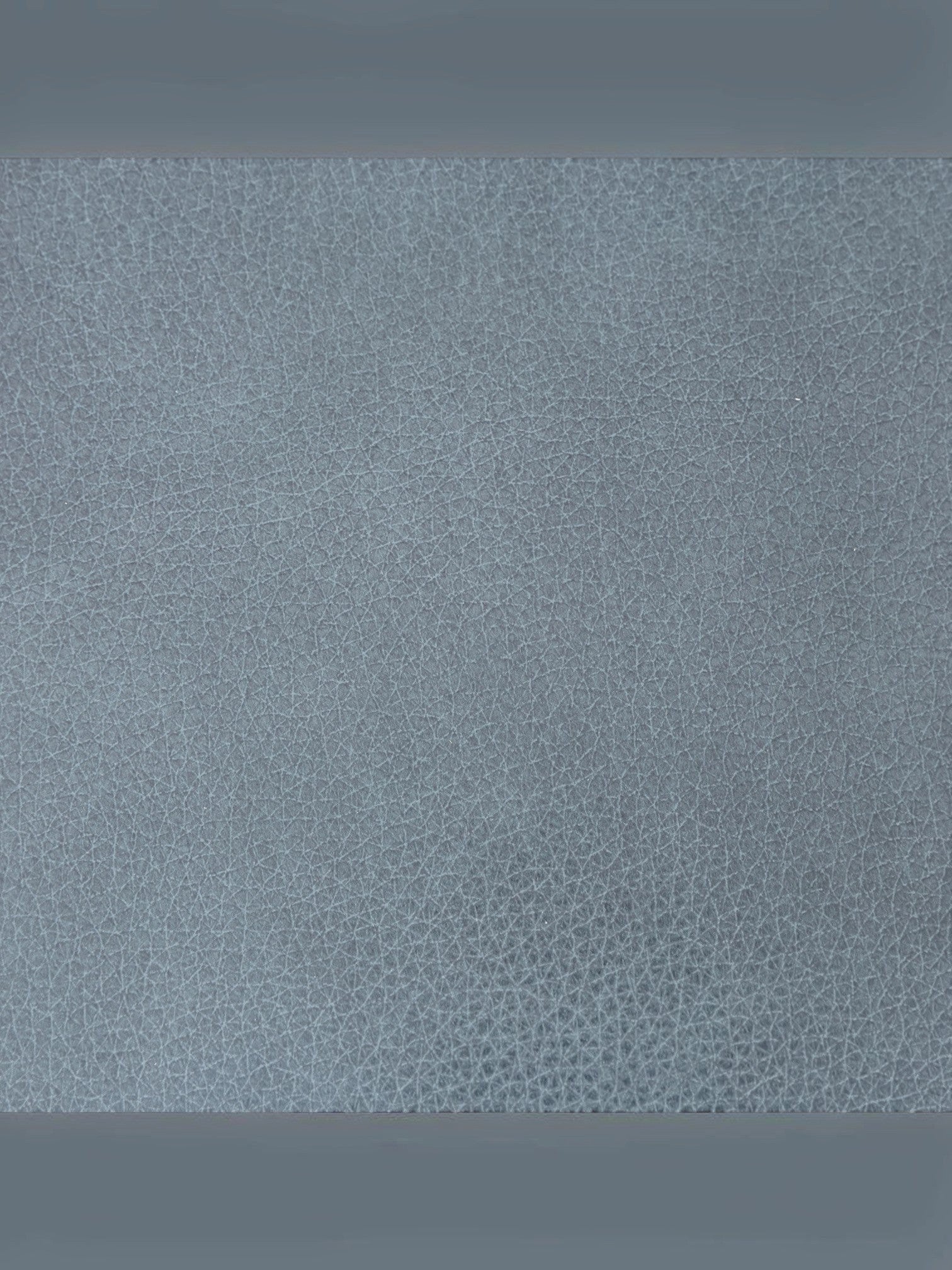 Gros plan sur le revêtement en cuir gris texturé du fauteuil inclinable Miles de TOCO Meubles
