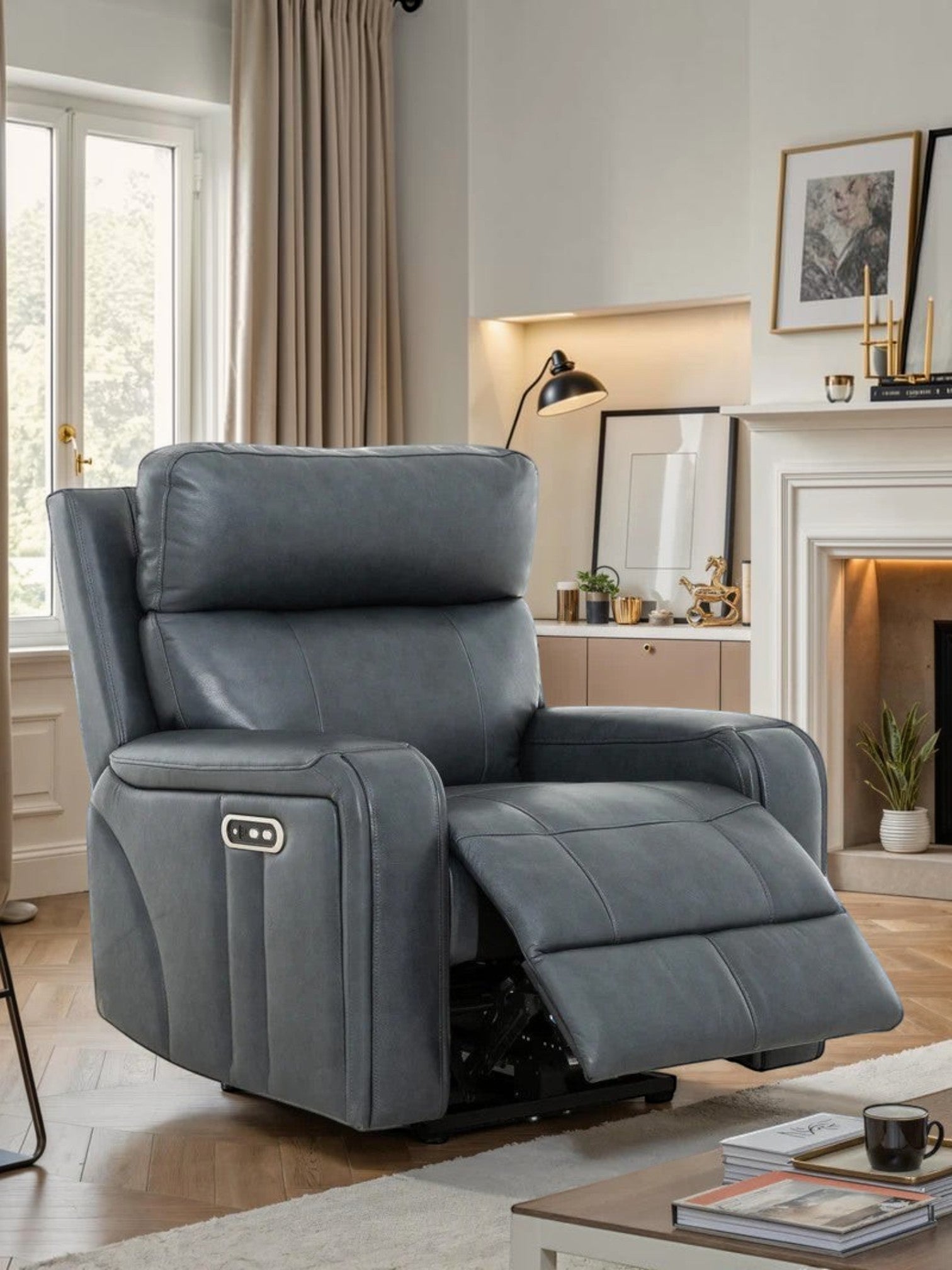 Fauteuil inclinable électrique Miles de TOCO Meubles en cuir gris, design ergonomique avec repose-pieds intégré.