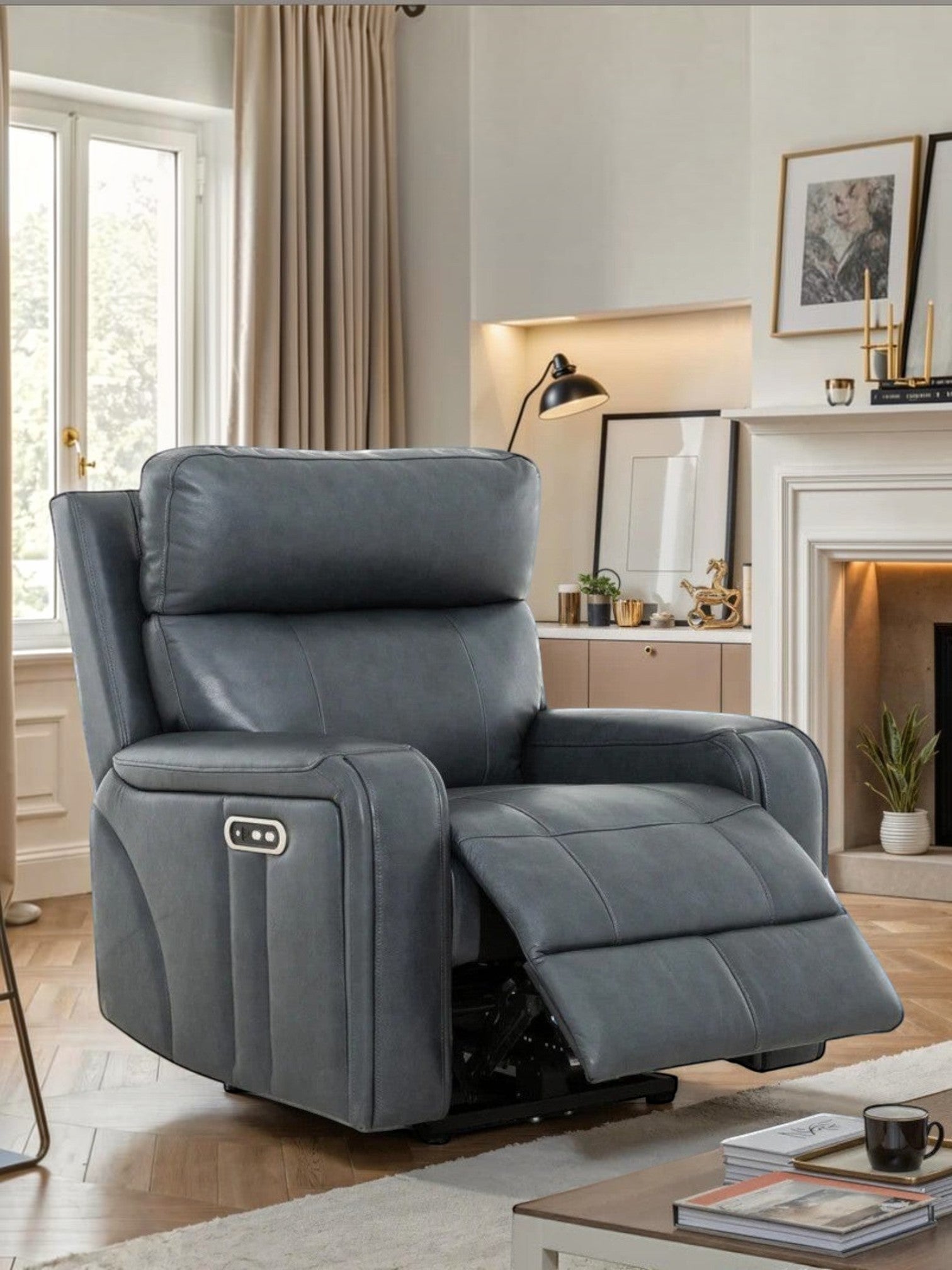 Fauteuil inclinable électrique Miles de TOCO Meubles en cuir gris, design ergonomique avec repose-pieds intégré.