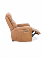 Fauteuil inclinable Miles TOCO Meubles en cuir marron avec repose-pieds et commandes électriques intégrées.