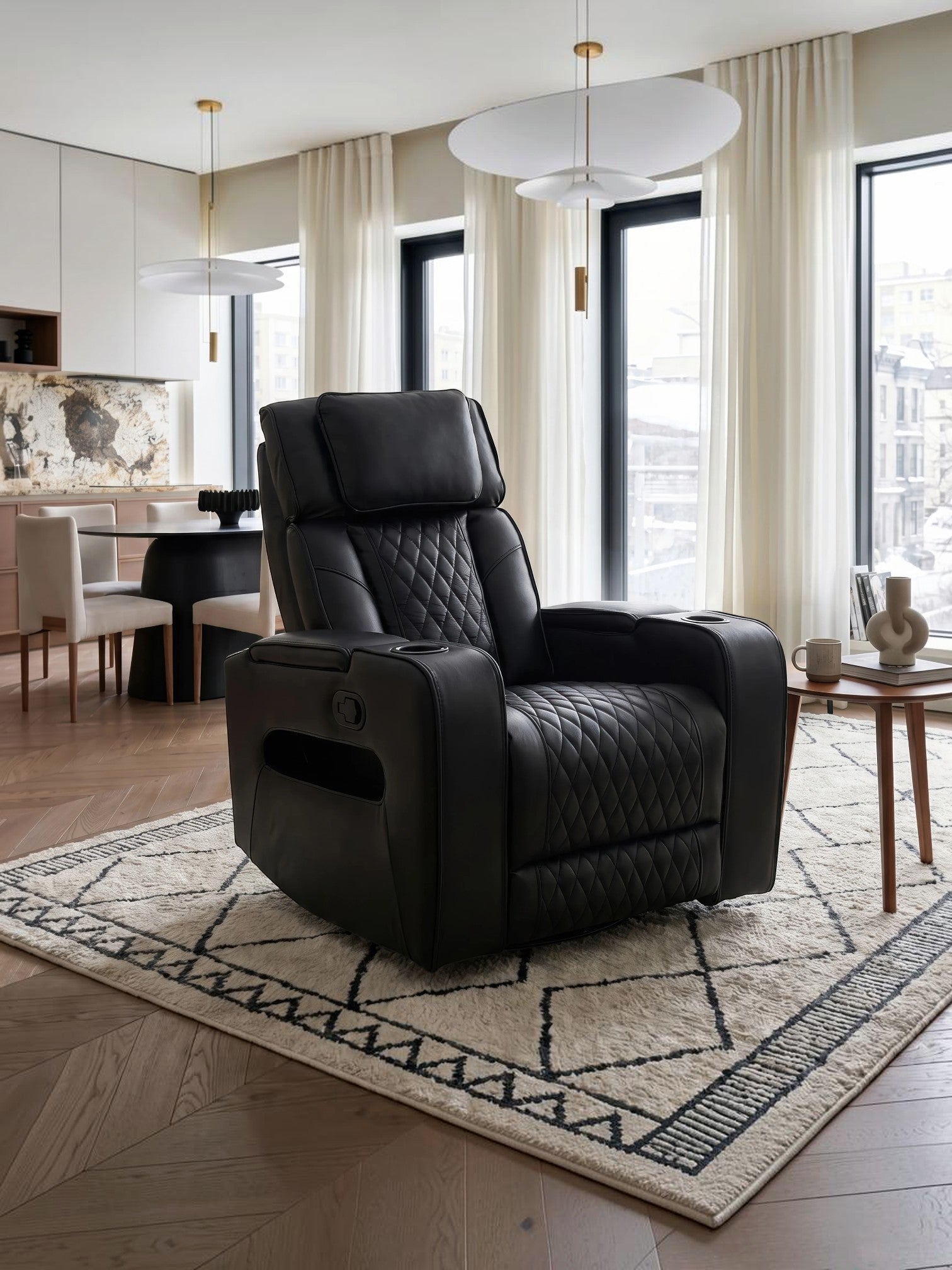 Fauteuil inclinable noir Warren de TOCO Meubles avec détails matelassés et porte-gobelets dans un salon moderne.