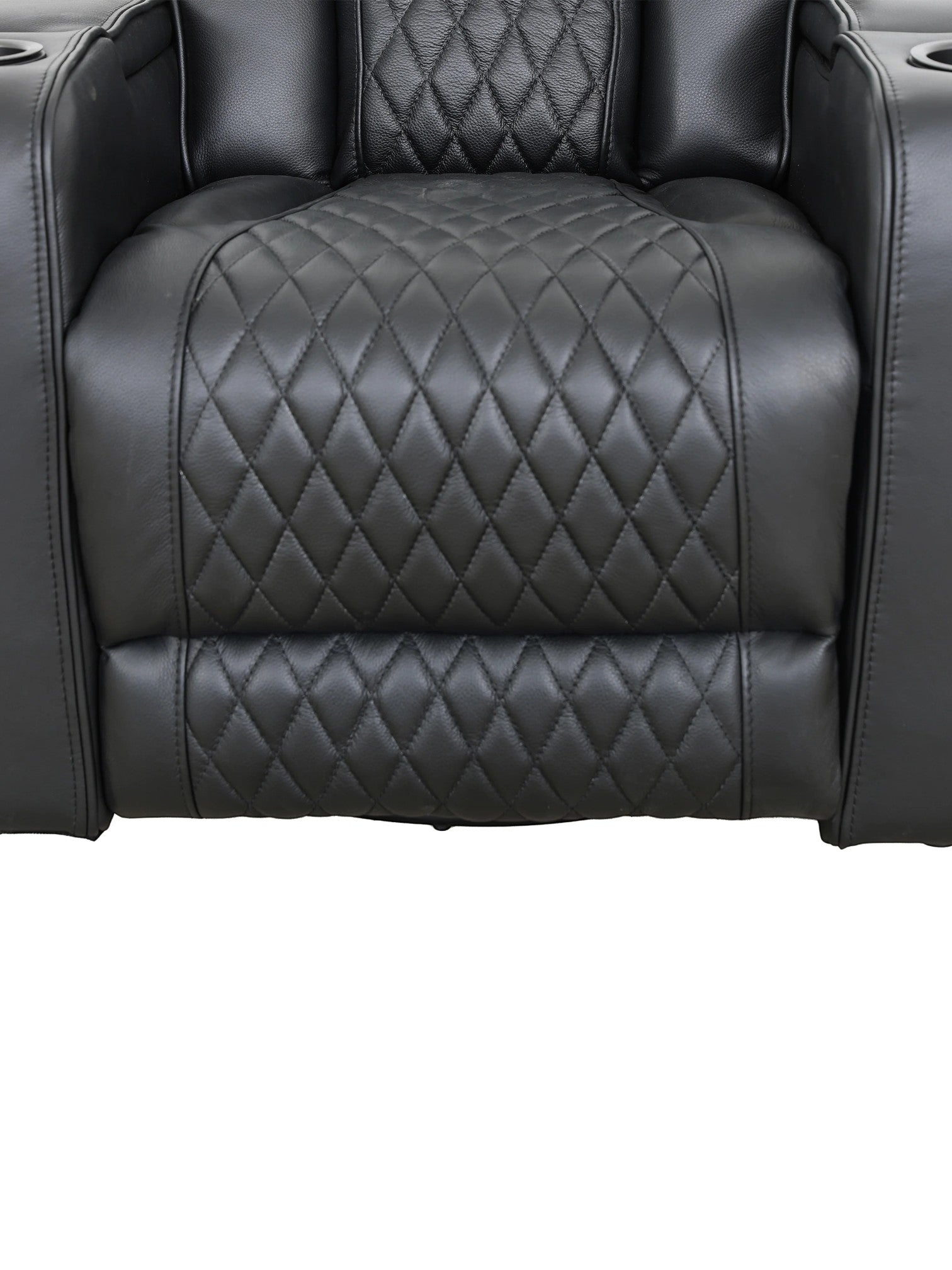 Fauteuil inclinable Warren noir TOCO Meubles en cuir avec surpiqûres en losange et porte-gobelets intégrés.