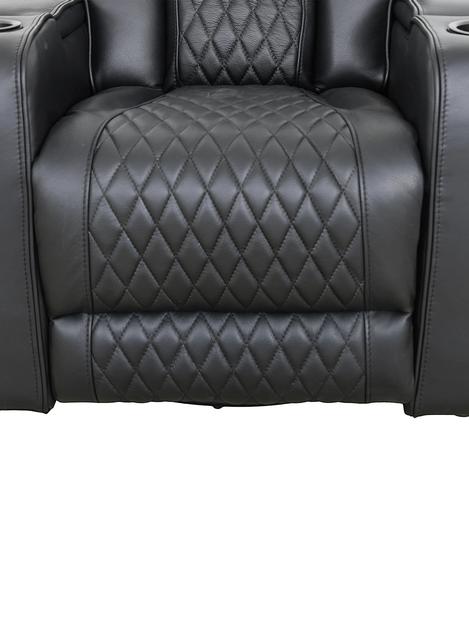 Fauteuil inclinable Warren noir TOCO Meubles en cuir avec surpiqûres en losange et porte-gobelets intégrés.