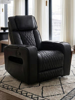 Fauteuil inclinable noir Warren de TOCO Meubles avec détails matelassés et porte-gobelets dans un salon moderne.