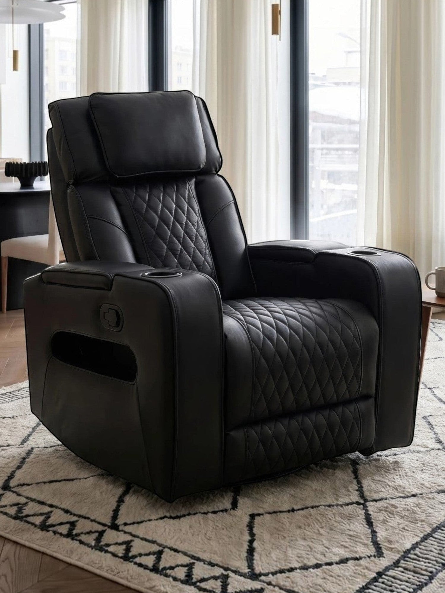 Fauteuil inclinable noir Warren de TOCO Meubles avec détails matelassés et porte-gobelets dans un salon moderne.