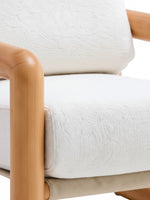 Fauteuil d'appoint Kova TOCO Meubles en bois de frêne clair et tissu bouclé crème, vue rapprochée des accoudoirs