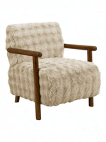 Fauteuil d'appoint Maureen TOCO Meubles en fausse fourrure beige avec accoudoirs en bois, design contemporain.