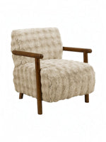 Fauteuil d'appoint TOCO Meubles Maureen en fausse fourrure beige avec accoudoirs et pieds en bois foncé