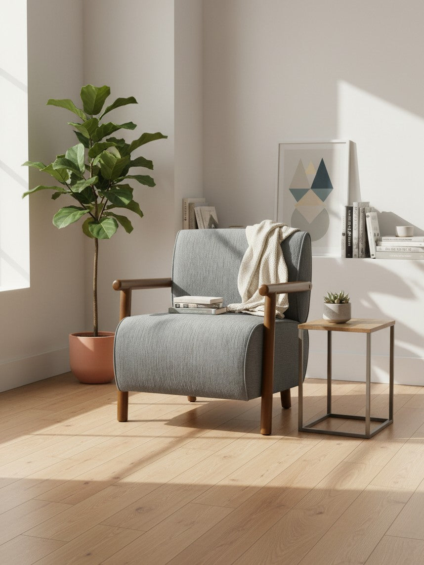 Fauteuil d'appoint TOCO Meubles Maureen gris avec accoudoirs en bois dans un salon lumineux et contemporain