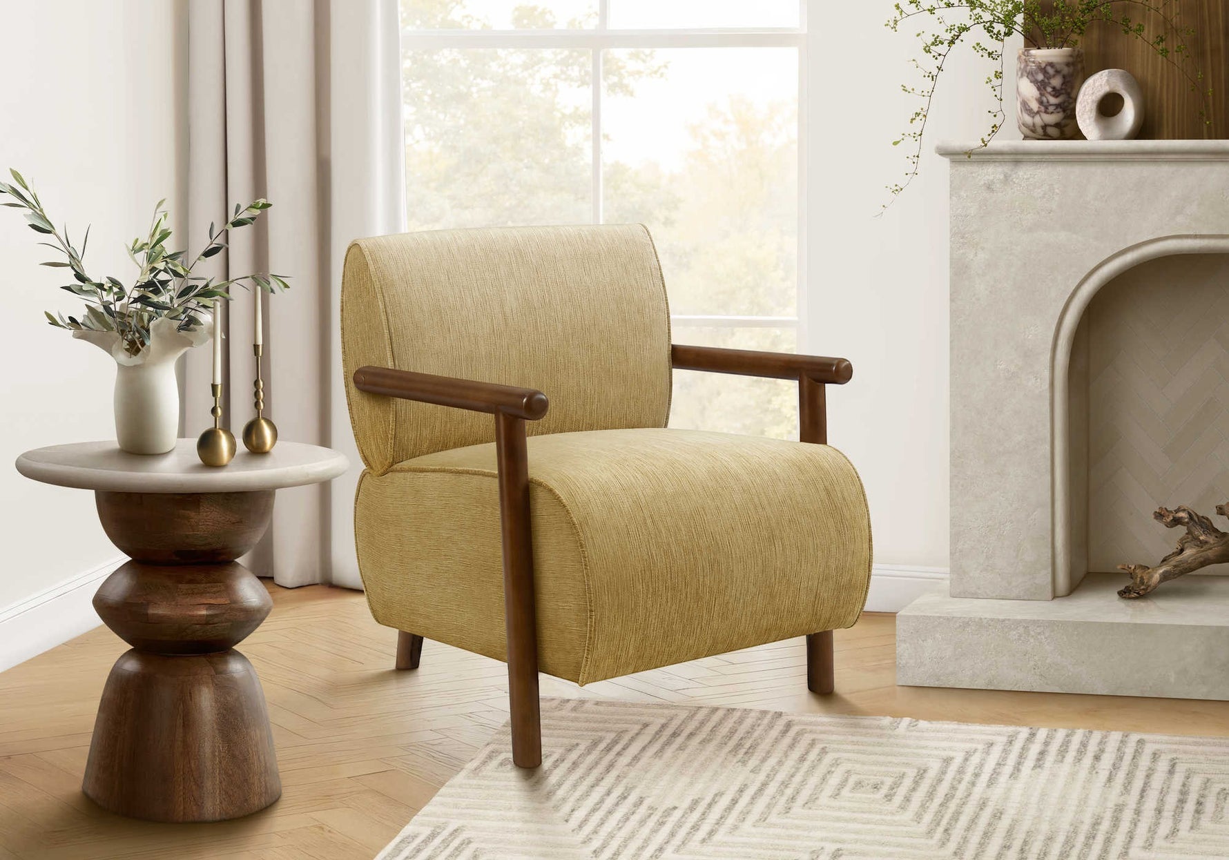 Fauteuil d’appoint Maureen TOCO Meubles jaune moutarde avec accoudoirs en bois, idéal pour salon ou chambre.